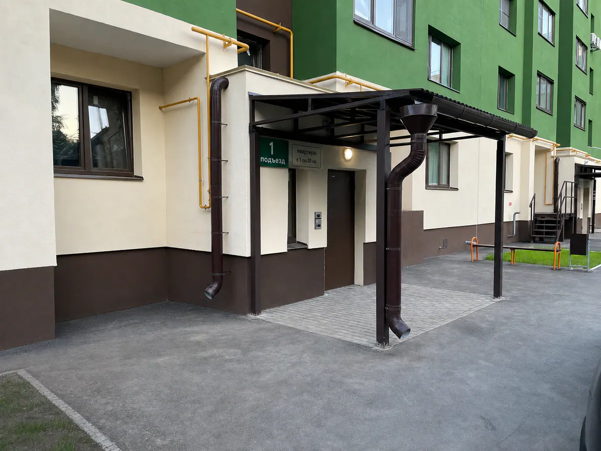 Входная группа первого подъезда ЖК Поддубный